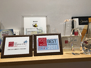 受付に置いてあるGreat Place to Workの表彰盾