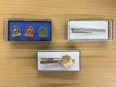 全警協に加盟していることを表すピンバッジとネクタイピン