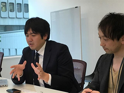 インタビューに答える佐原社長、阿部氏