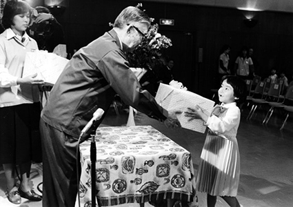 【写真】 ランドセルを手渡す井深氏