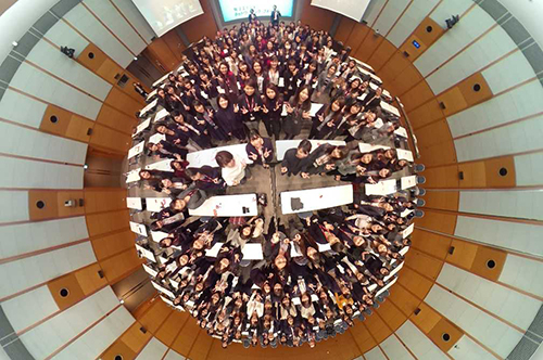 【写真】リコー社製 360度カメラ THETAによるエイジョフォーラムの記念撮影